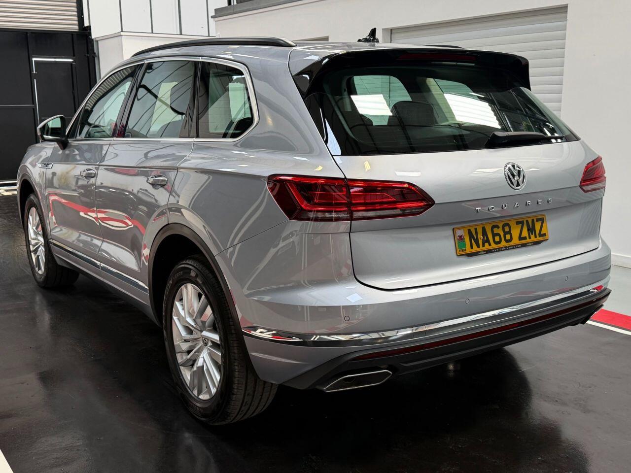 Volkswagen Touareg view 7