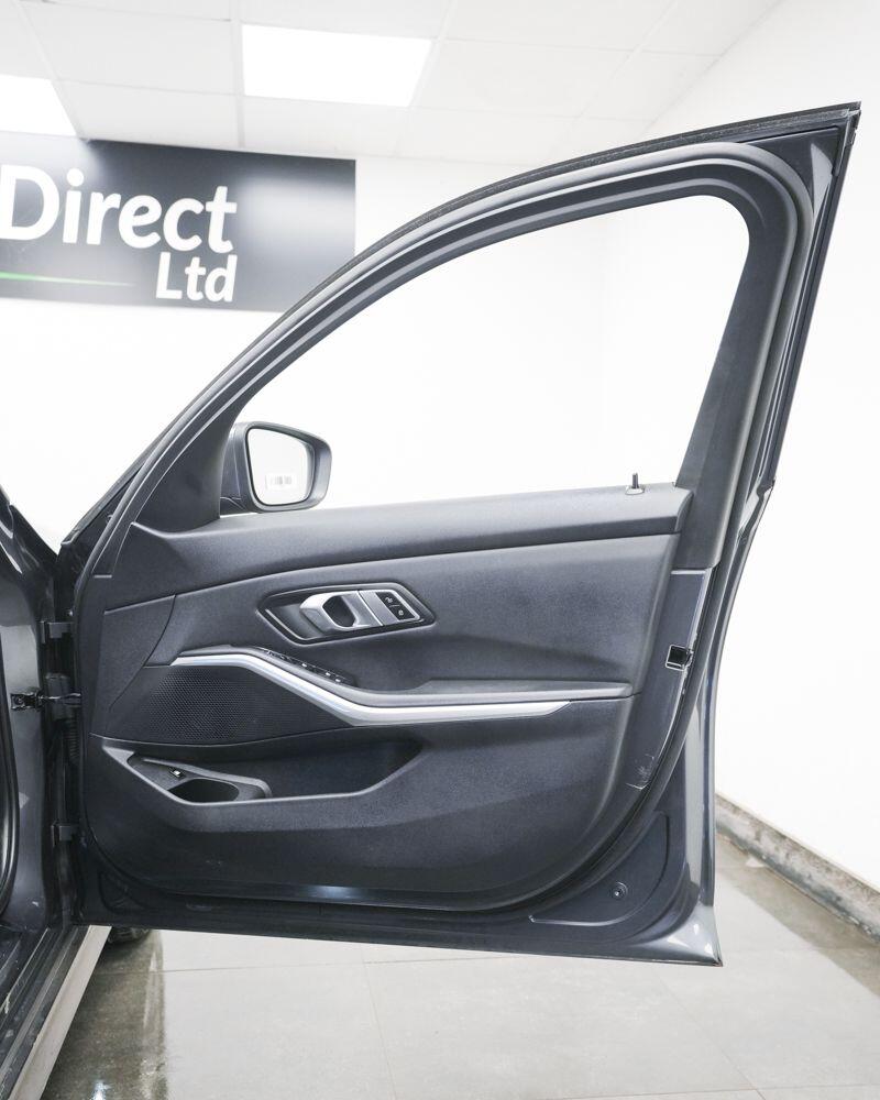 BMW 3 Series view 16