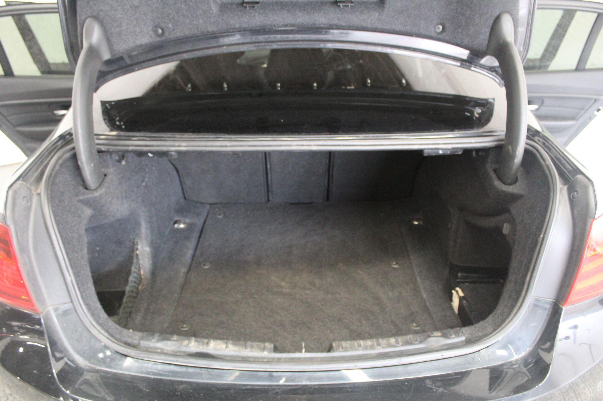 BMW 3 Series view 23