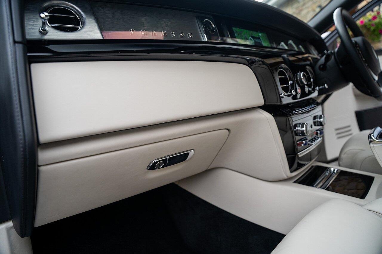 Rolls-Royce Phantom view 77