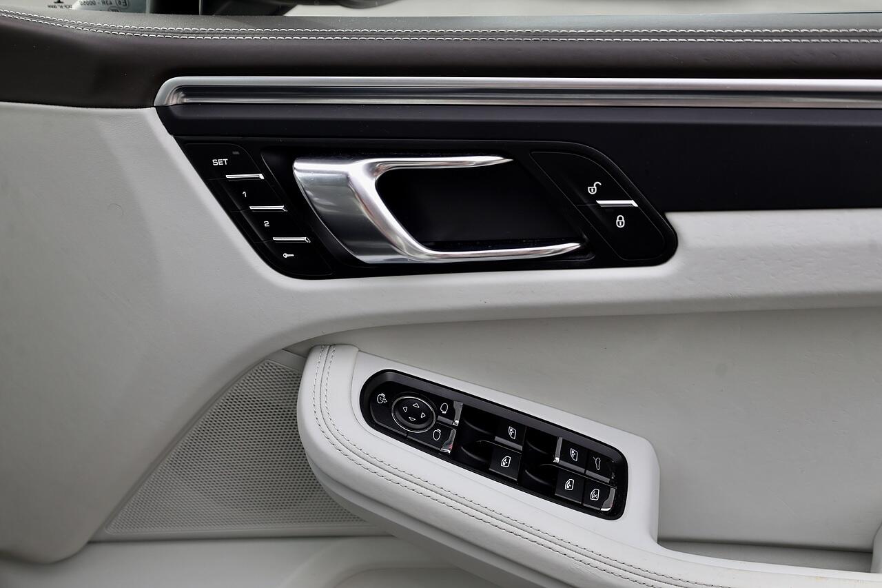 Porsche Macan view 24