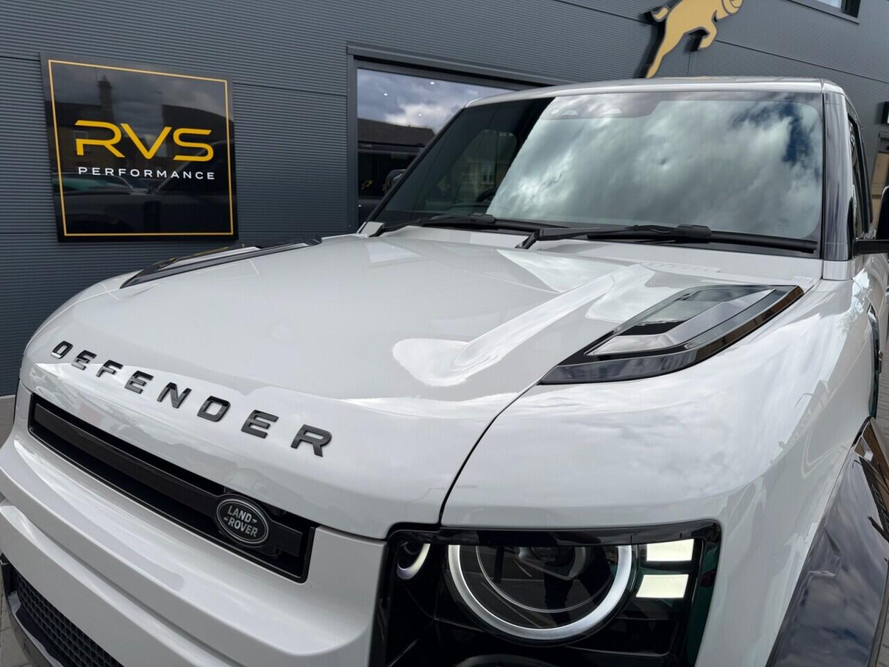 Land Rover Defender 110 view 11