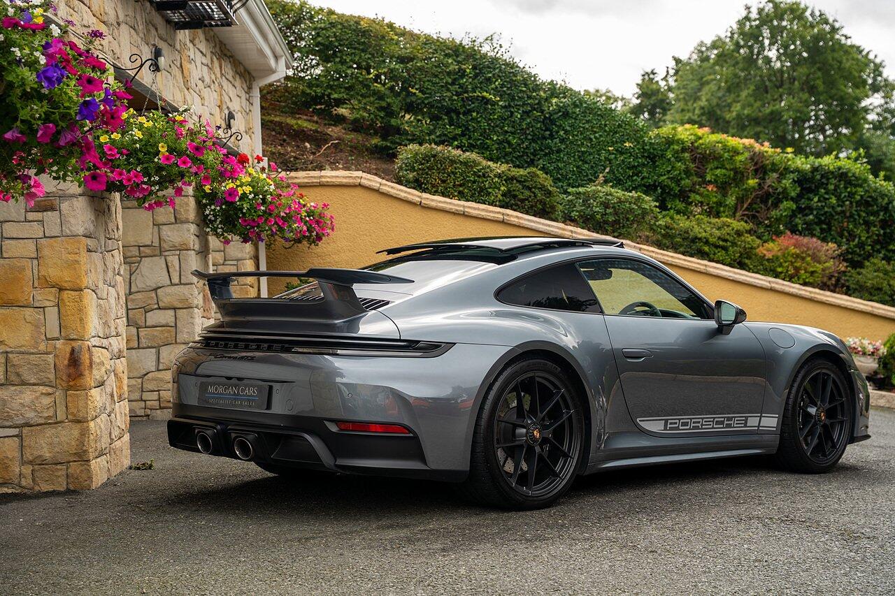 Porsche 911 view 8