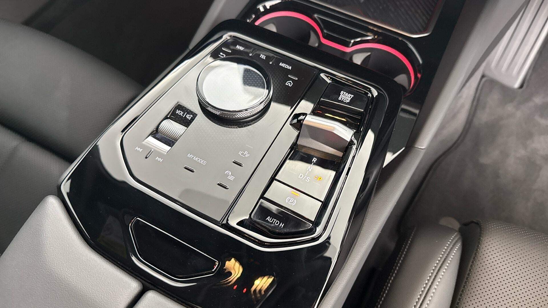 BMW 5 Series view 10