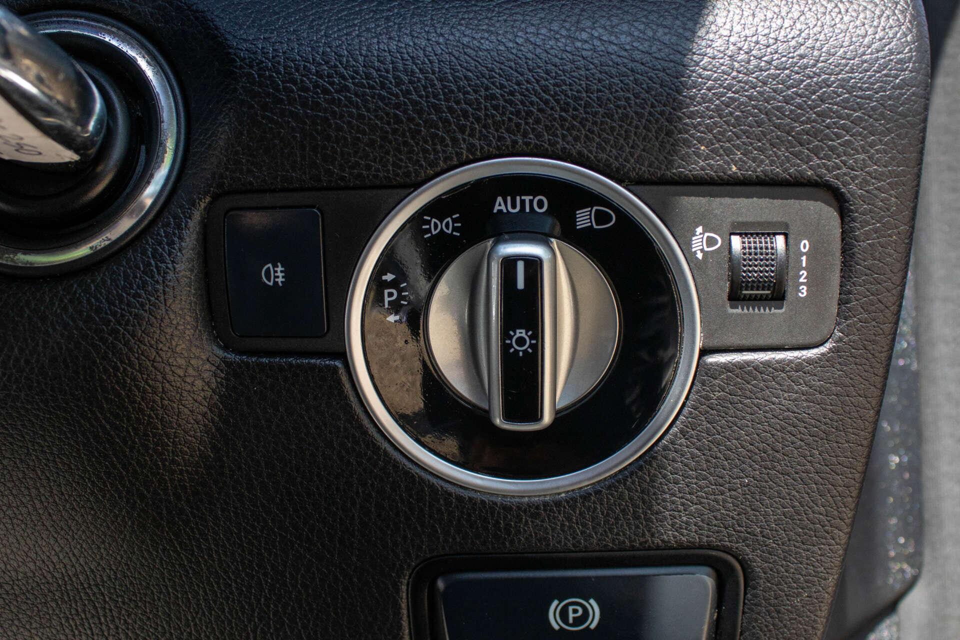 Mercedes-Benz SLK view 13