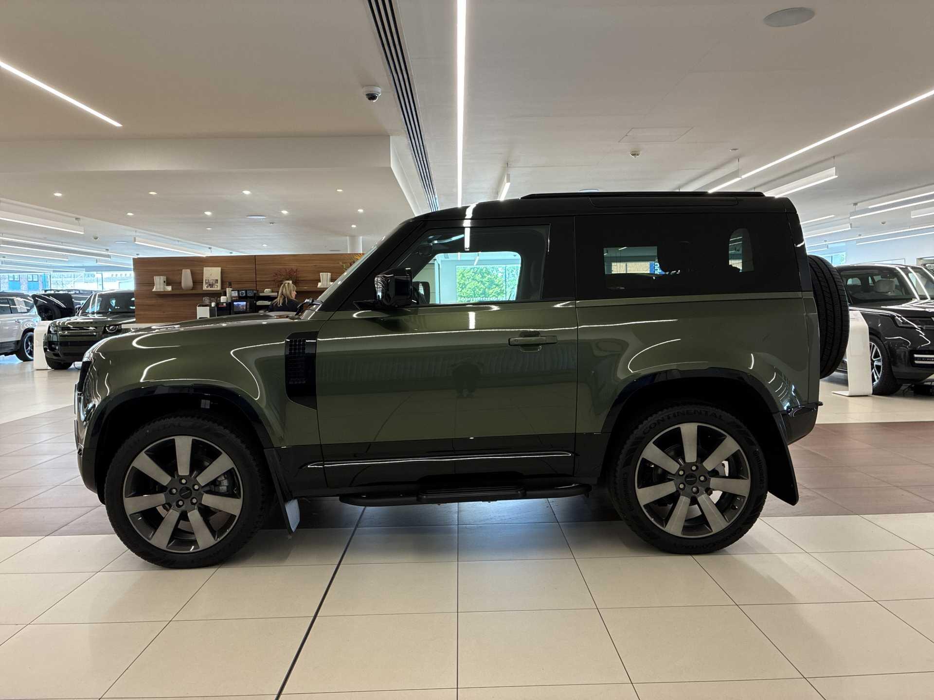 Land Rover Defender view 29
