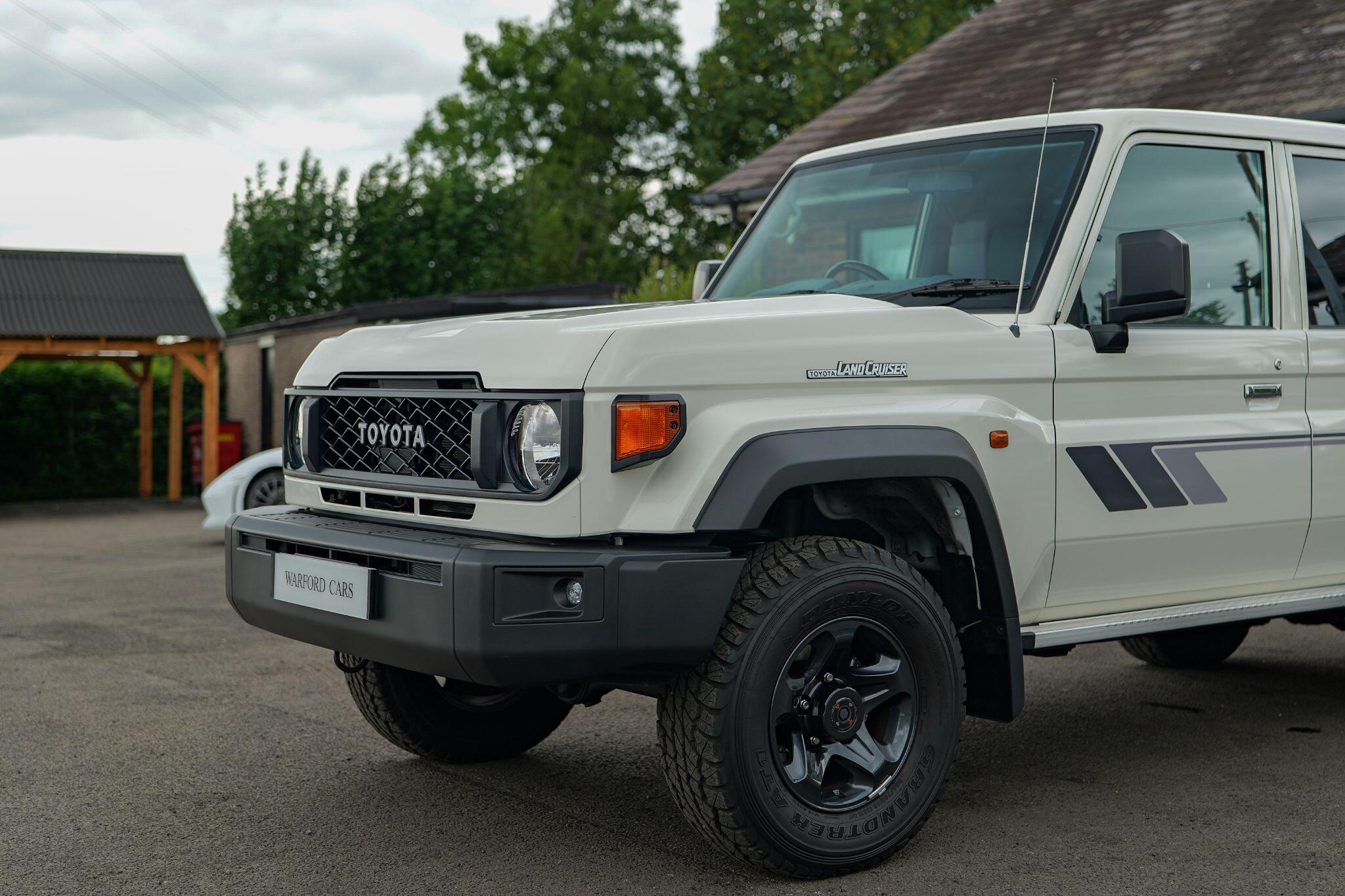 Toyota Land Cruiser view 7