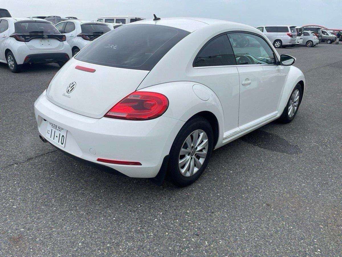 Volkswagen Beetle view 4