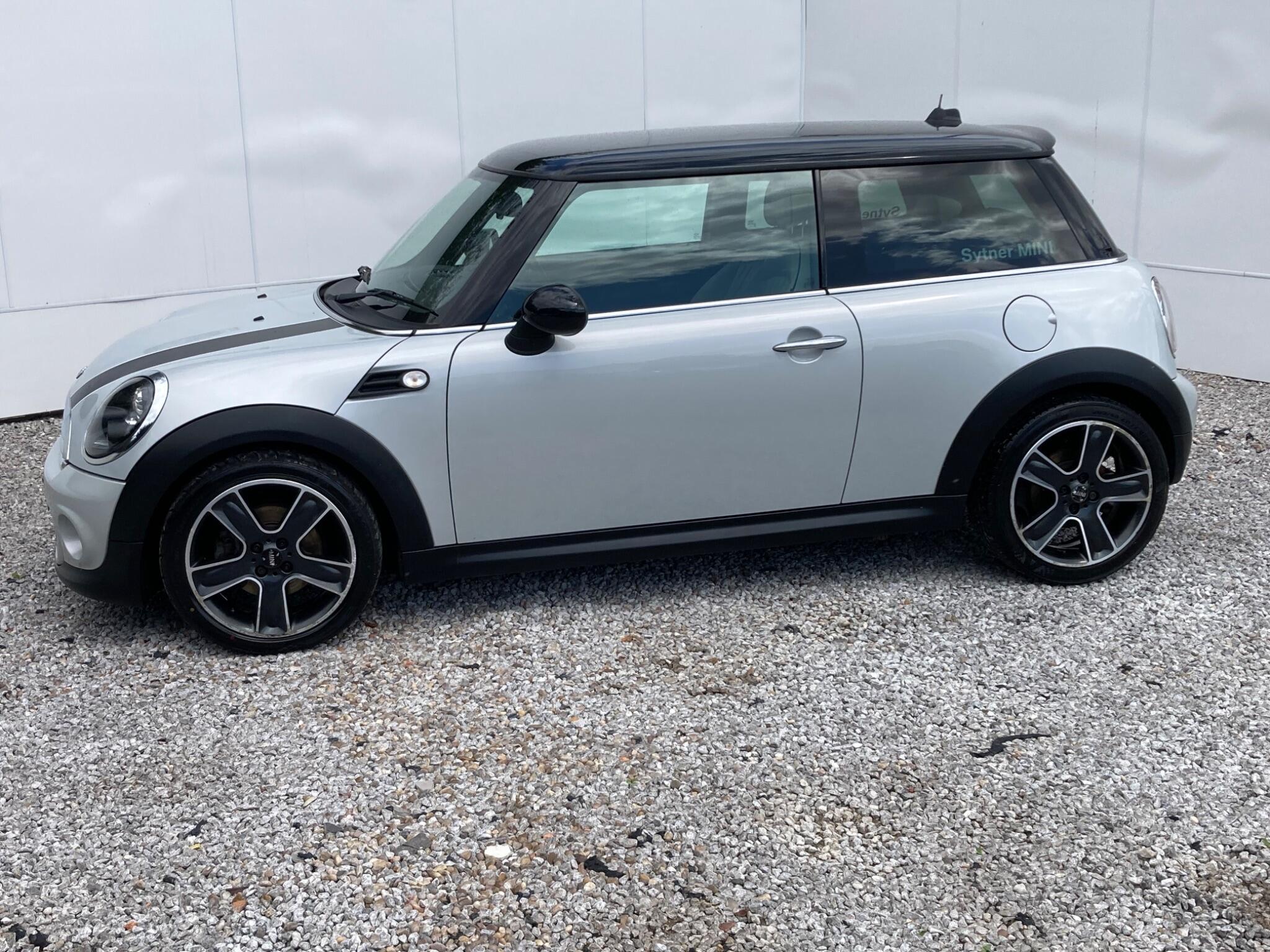 2011 MINI Hatch image 11