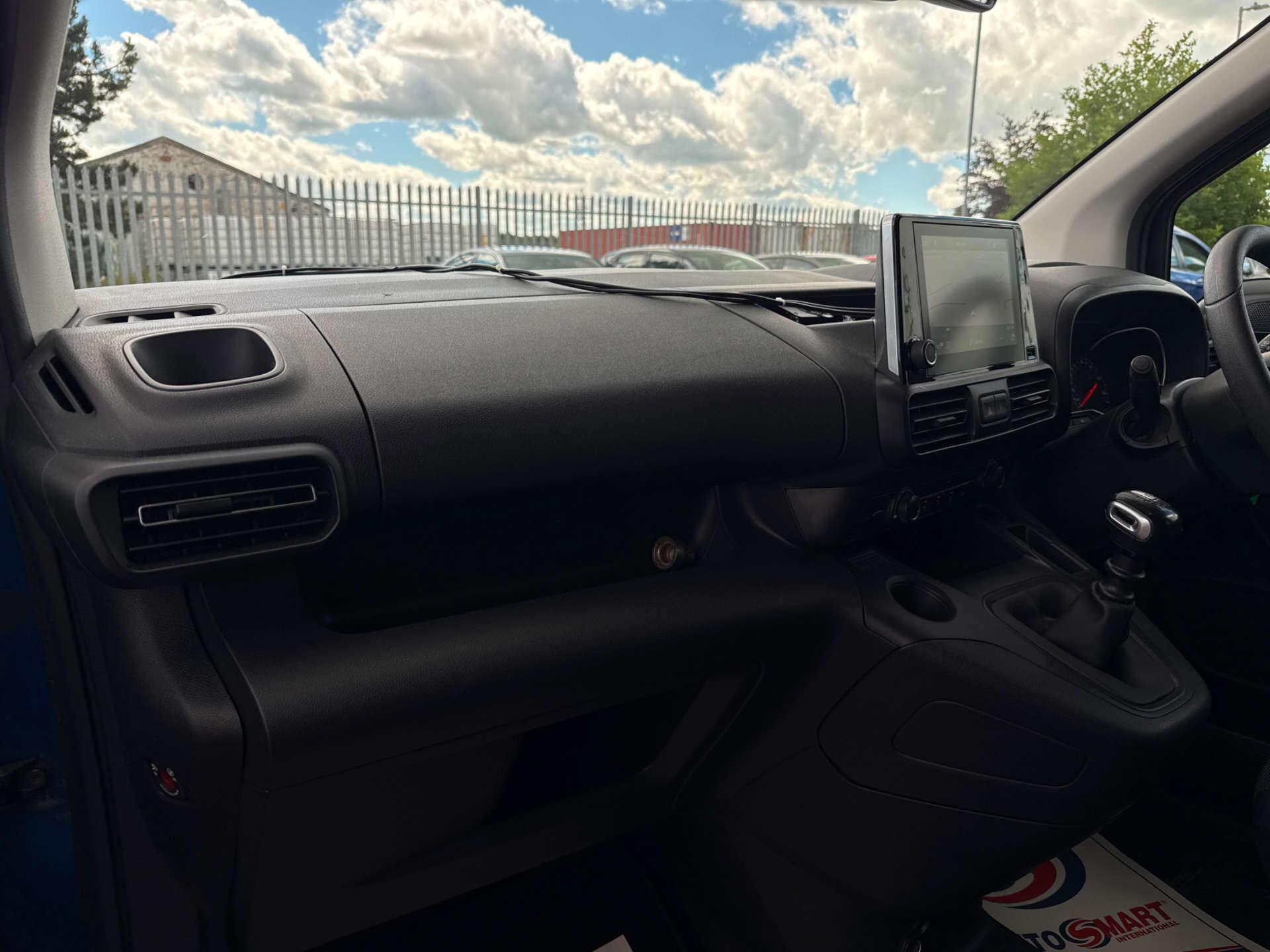 Vauxhall Combo Life view 39