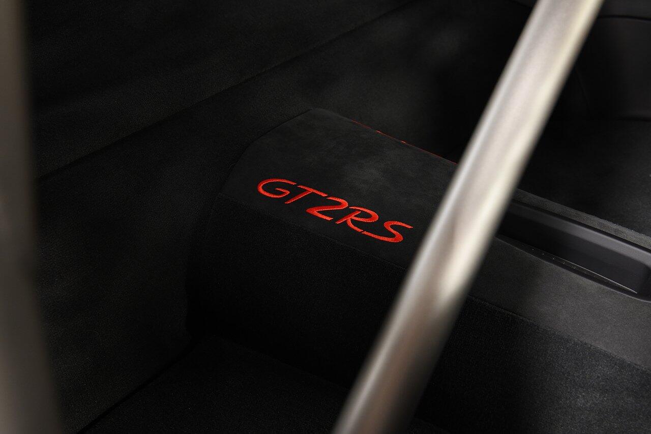 Porsche 911 view 12