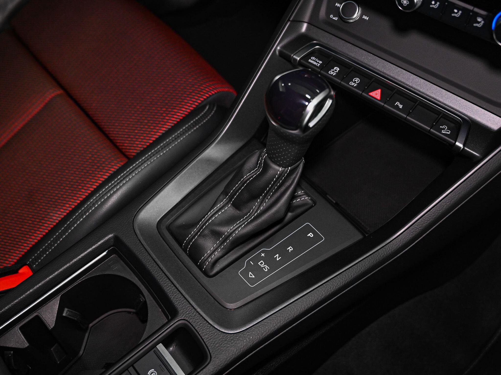 Audi Q3 view 11