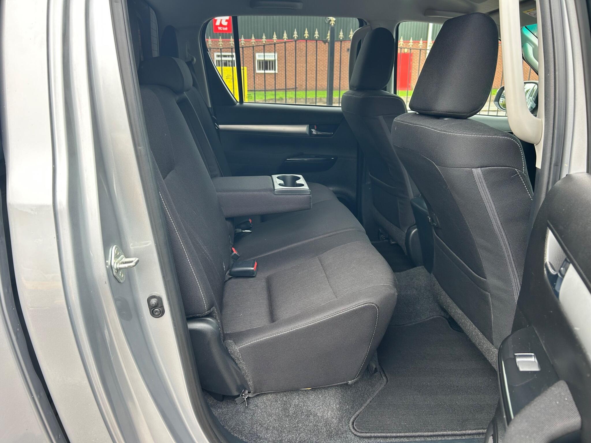 Toyota Hilux view 46