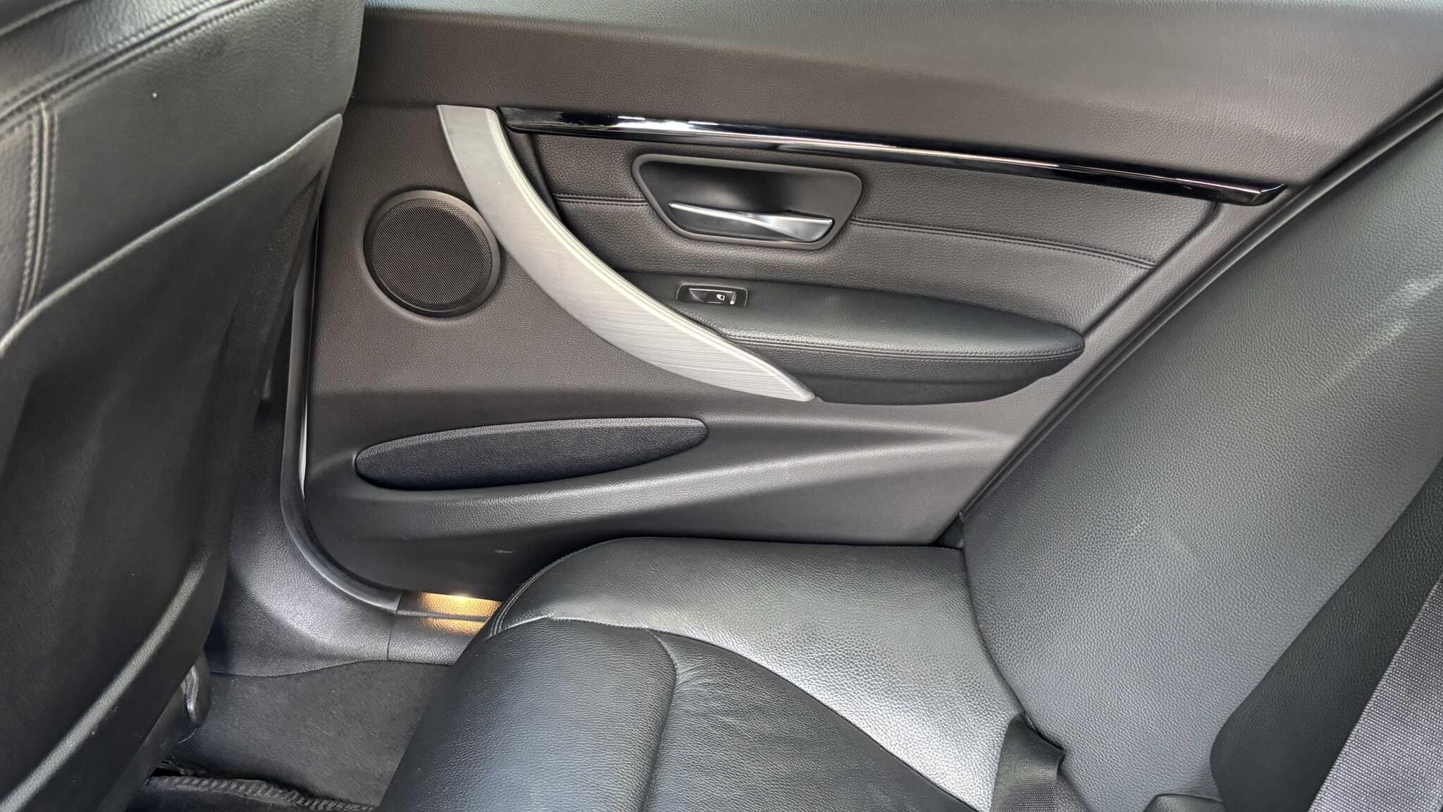 BMW 3 Series view 30