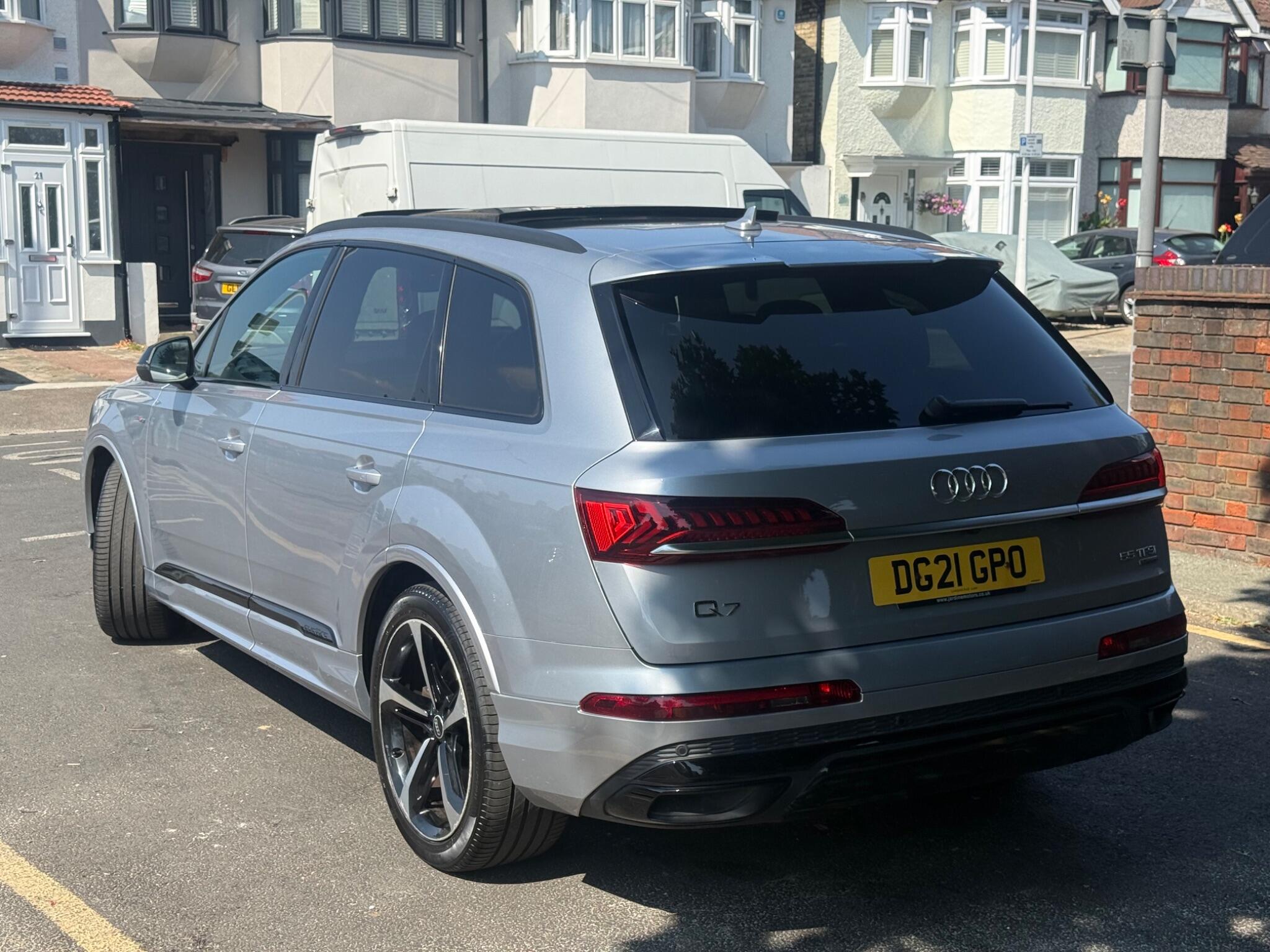 Audi Q7 view 4