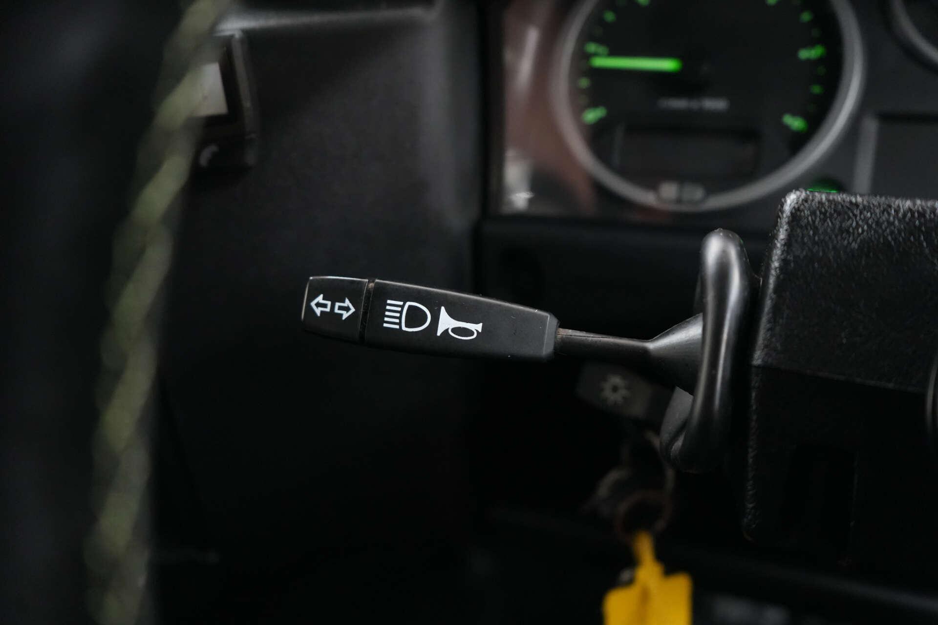 Land Rover Defender 90 view 30
