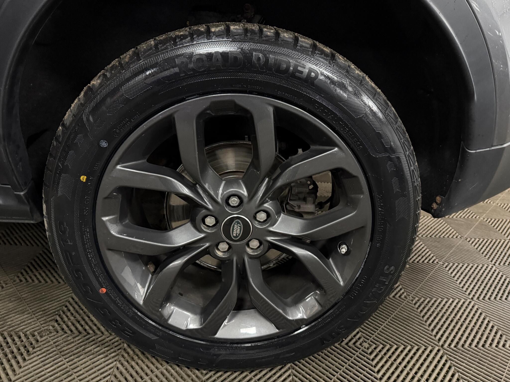 Land Rover Discovery Sport view 46