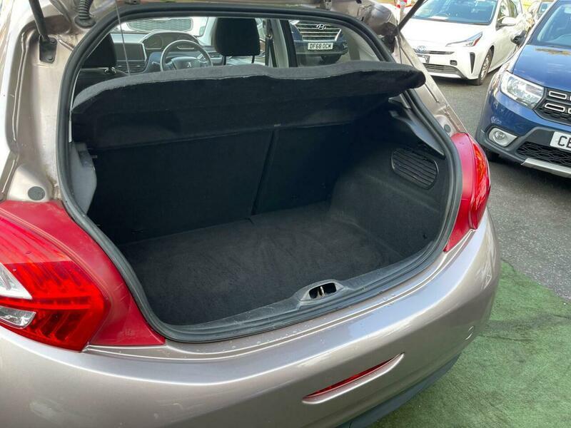 2013 Peugeot 208 image 34