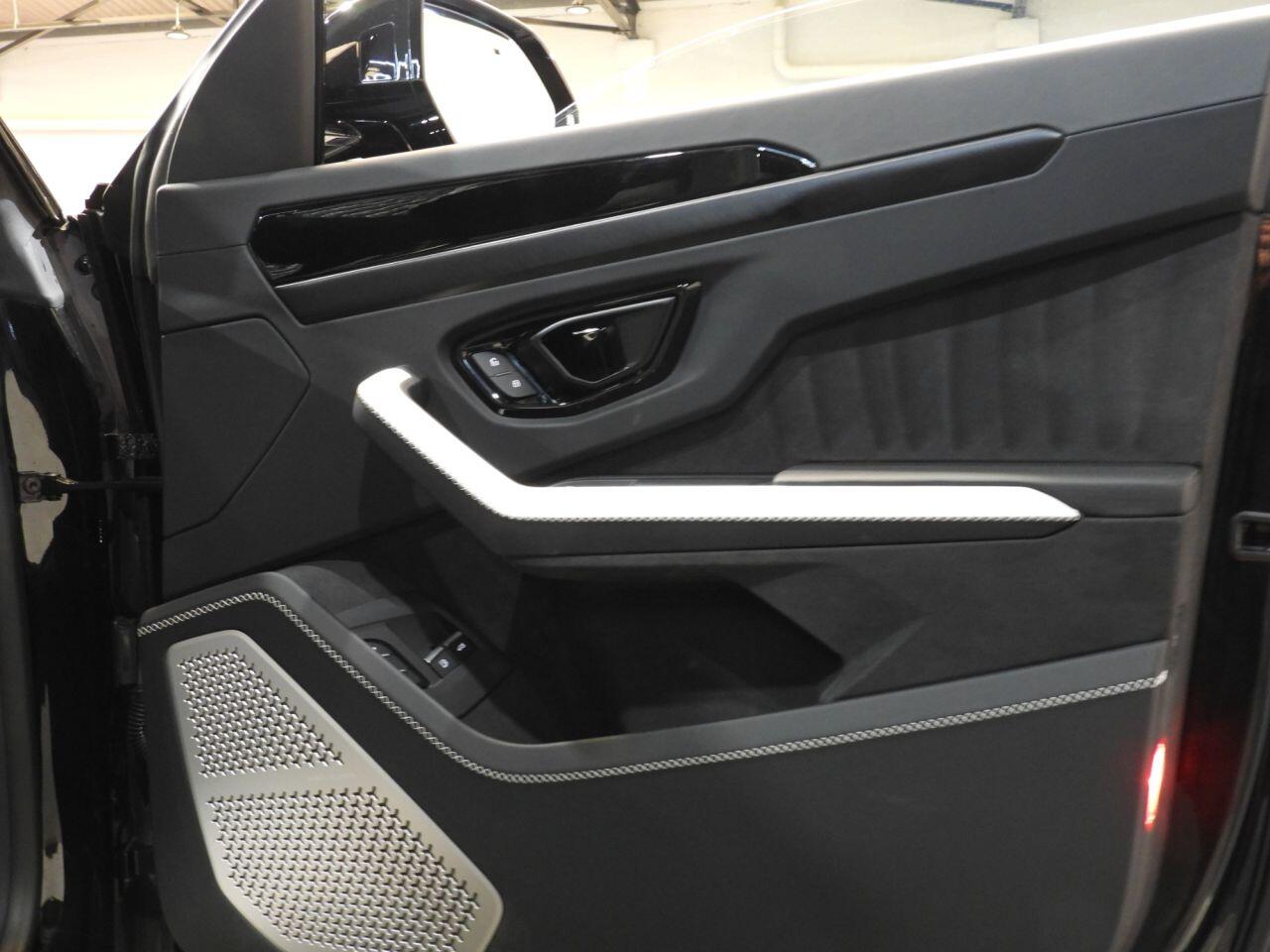Lamborghini Urus view 63