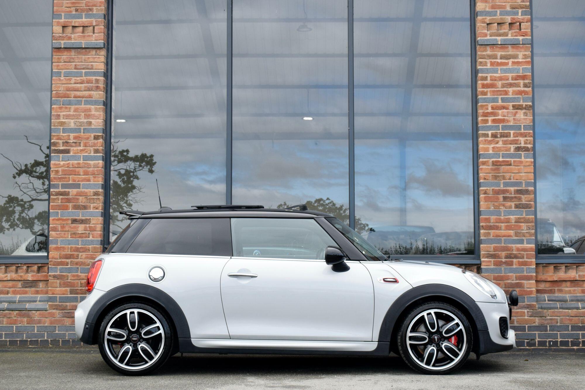 Mini Hatch view 9
