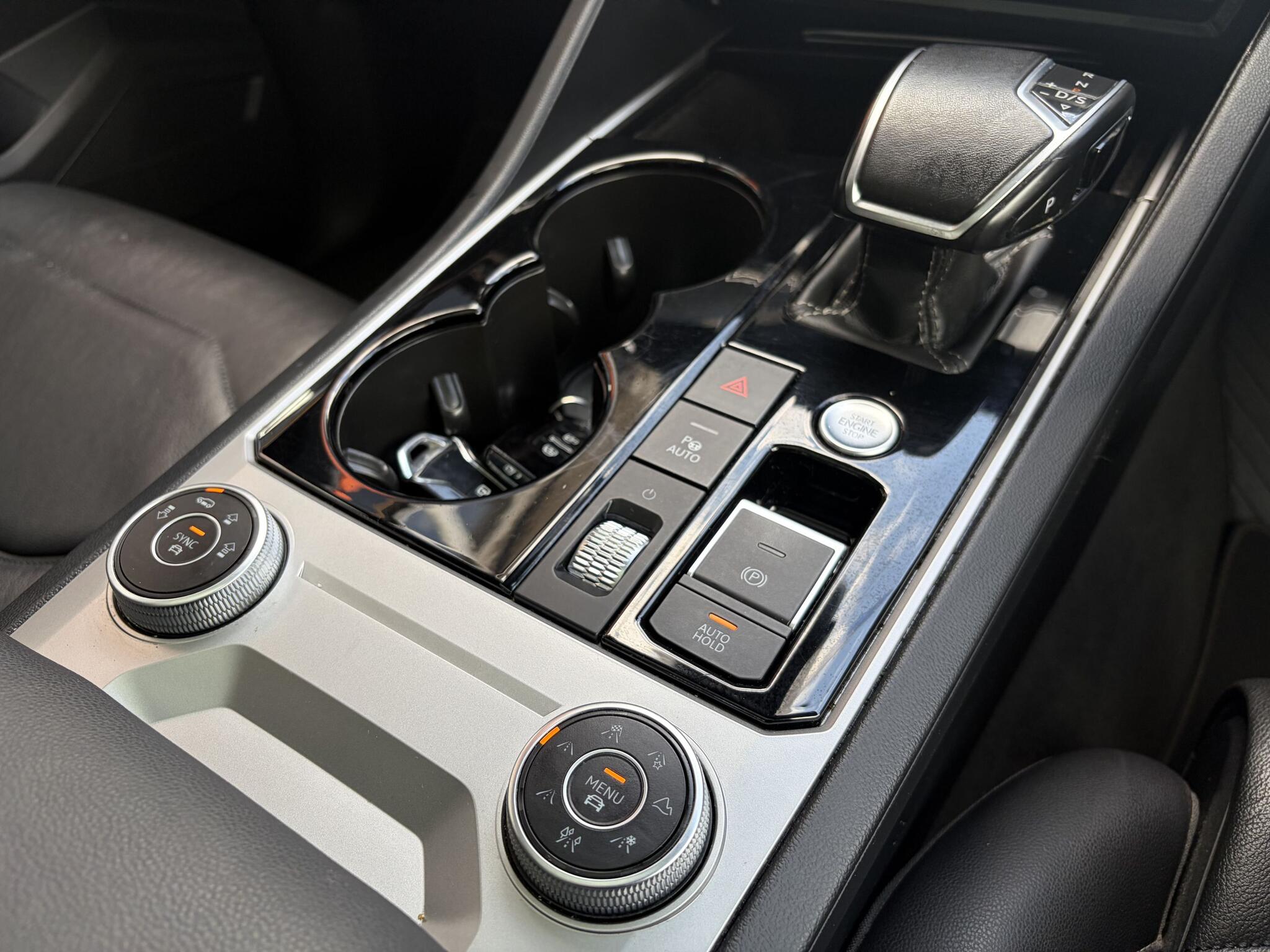 Volkswagen Touareg view 20