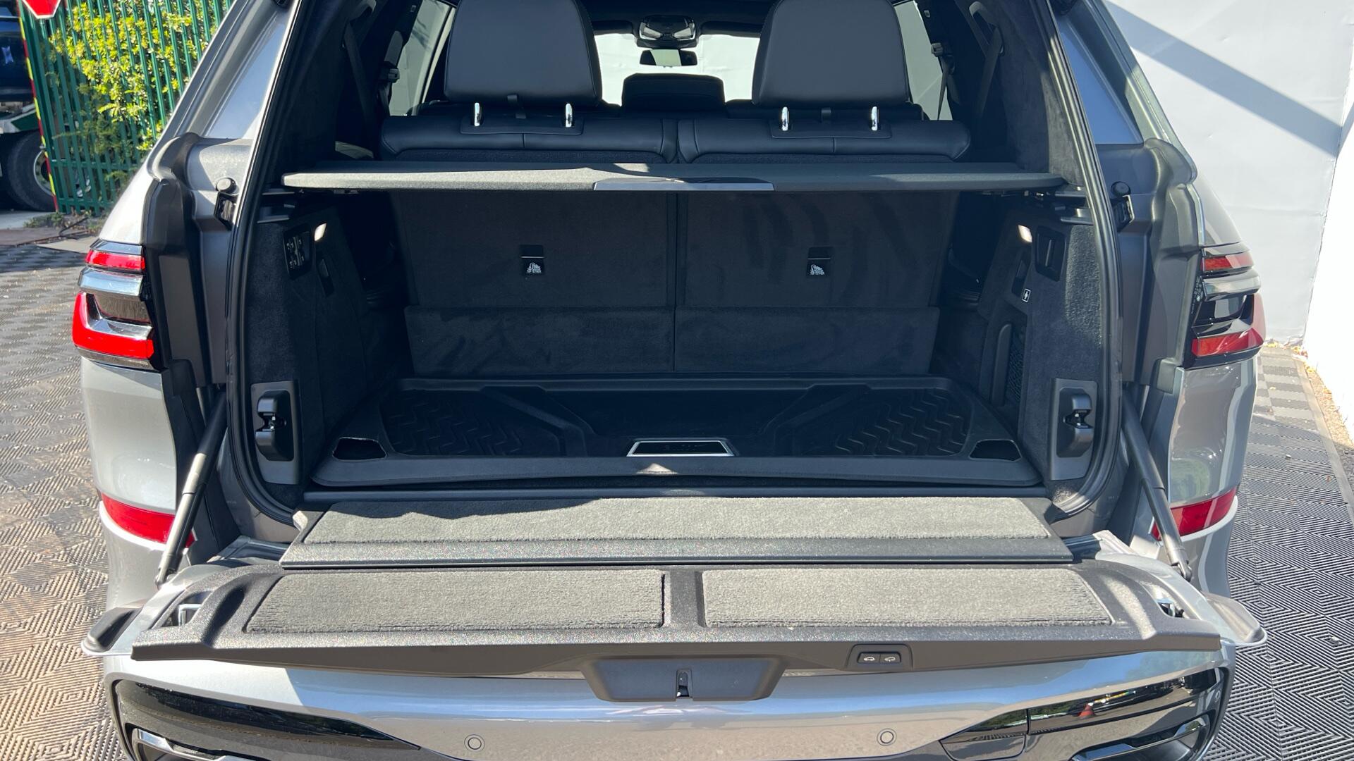 BMW X7 view 13