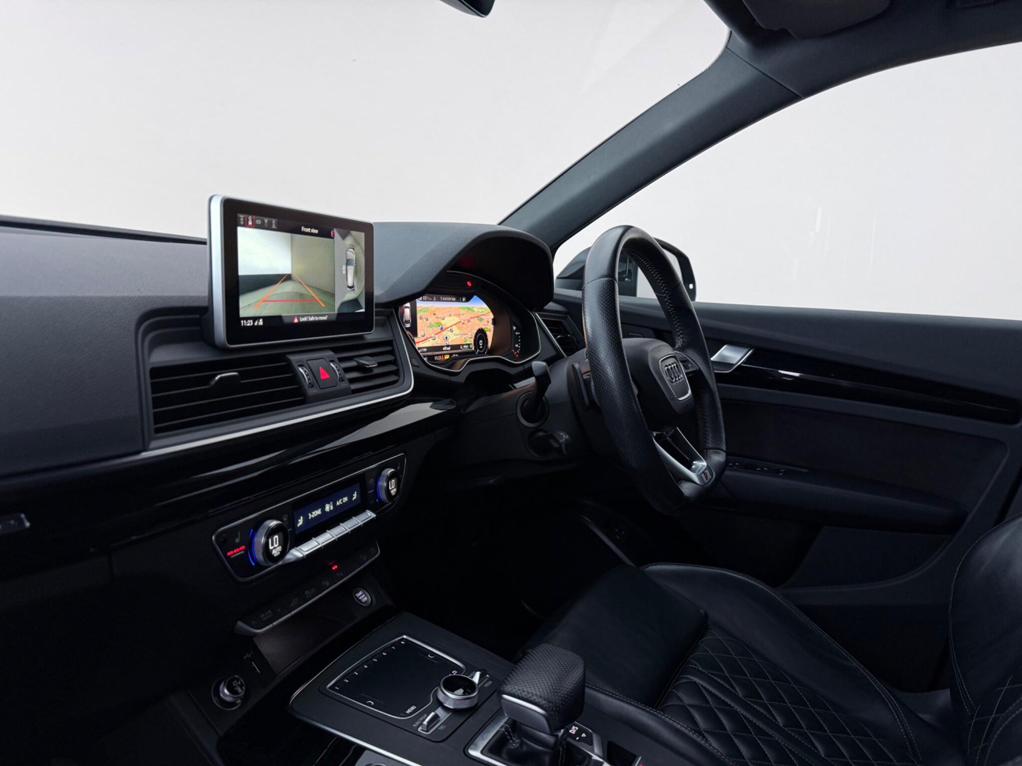 Audi Q5 view 4