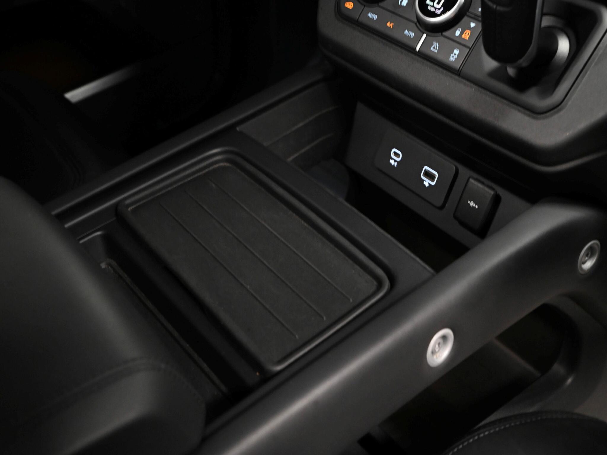 Land Rover Defender view 39