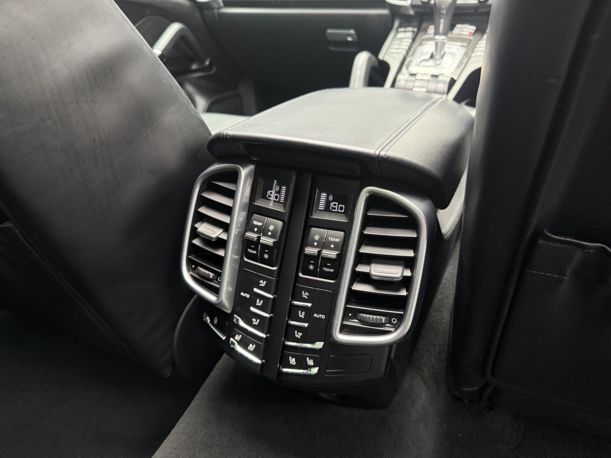 Porsche Cayenne view 29