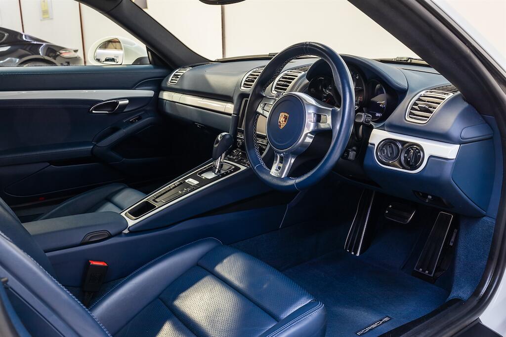Porsche Cayman view 8
