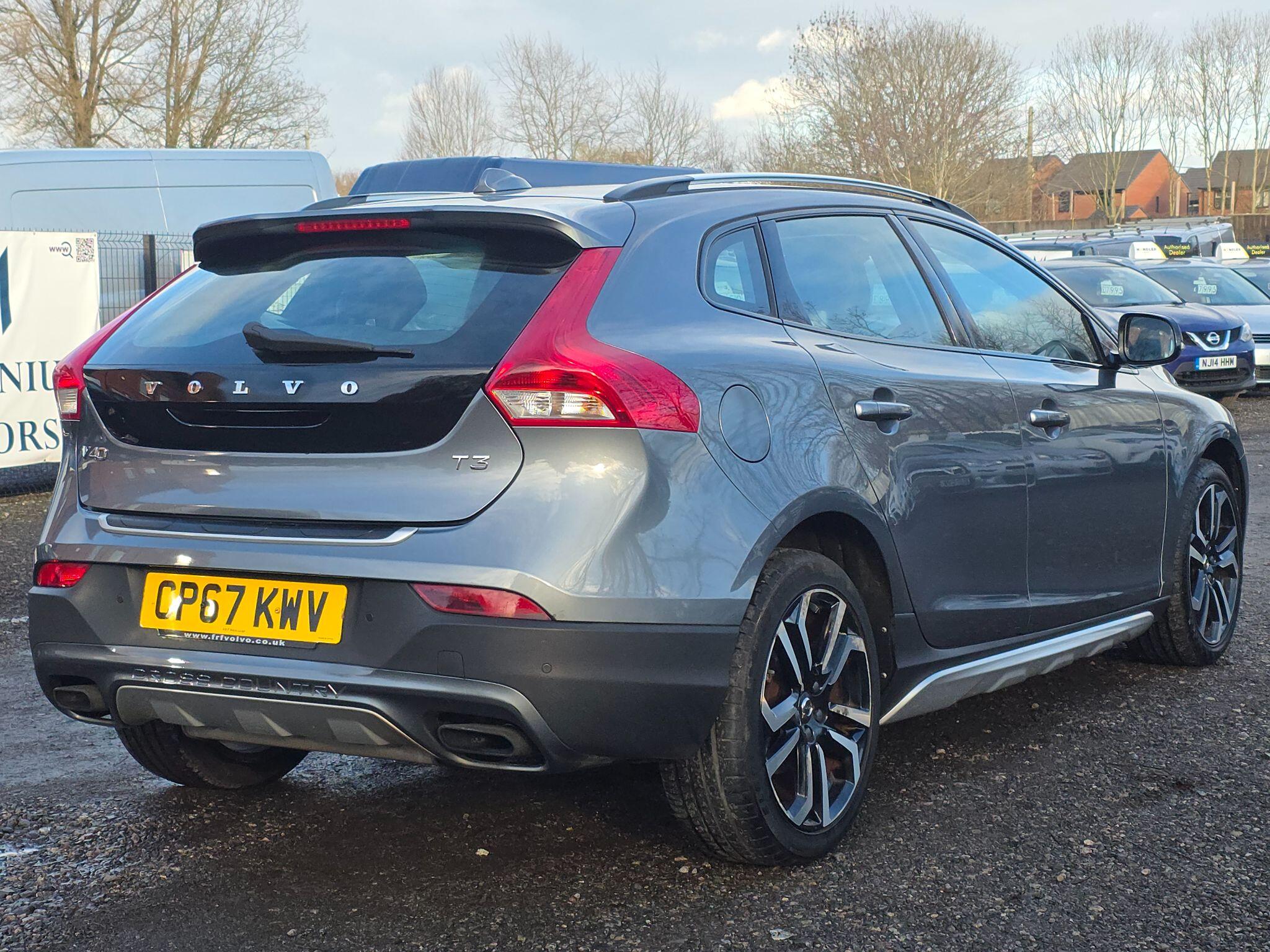 2017 Volvo V40 Cross Country 2.0 T3 Pro Euro 6 (s/s) 5dr • 44,733 miles image 8