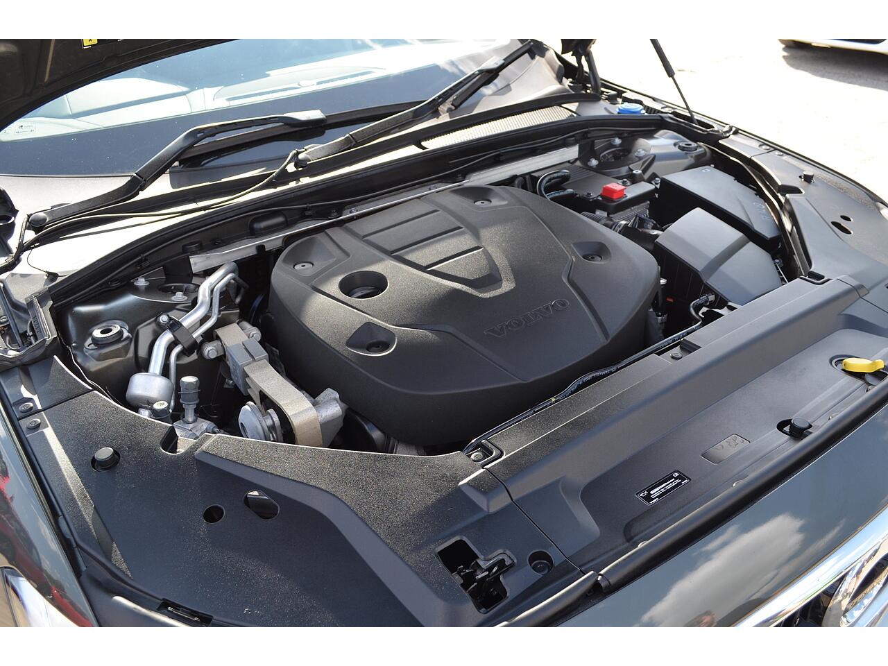 Volvo V90 Cross Country view 34