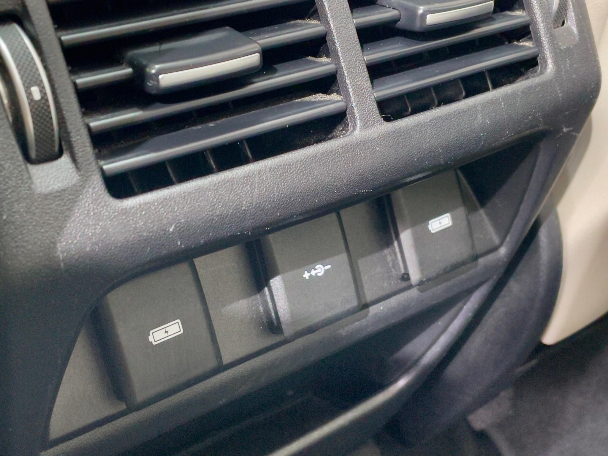 Land Rover Discovery Sport view 43