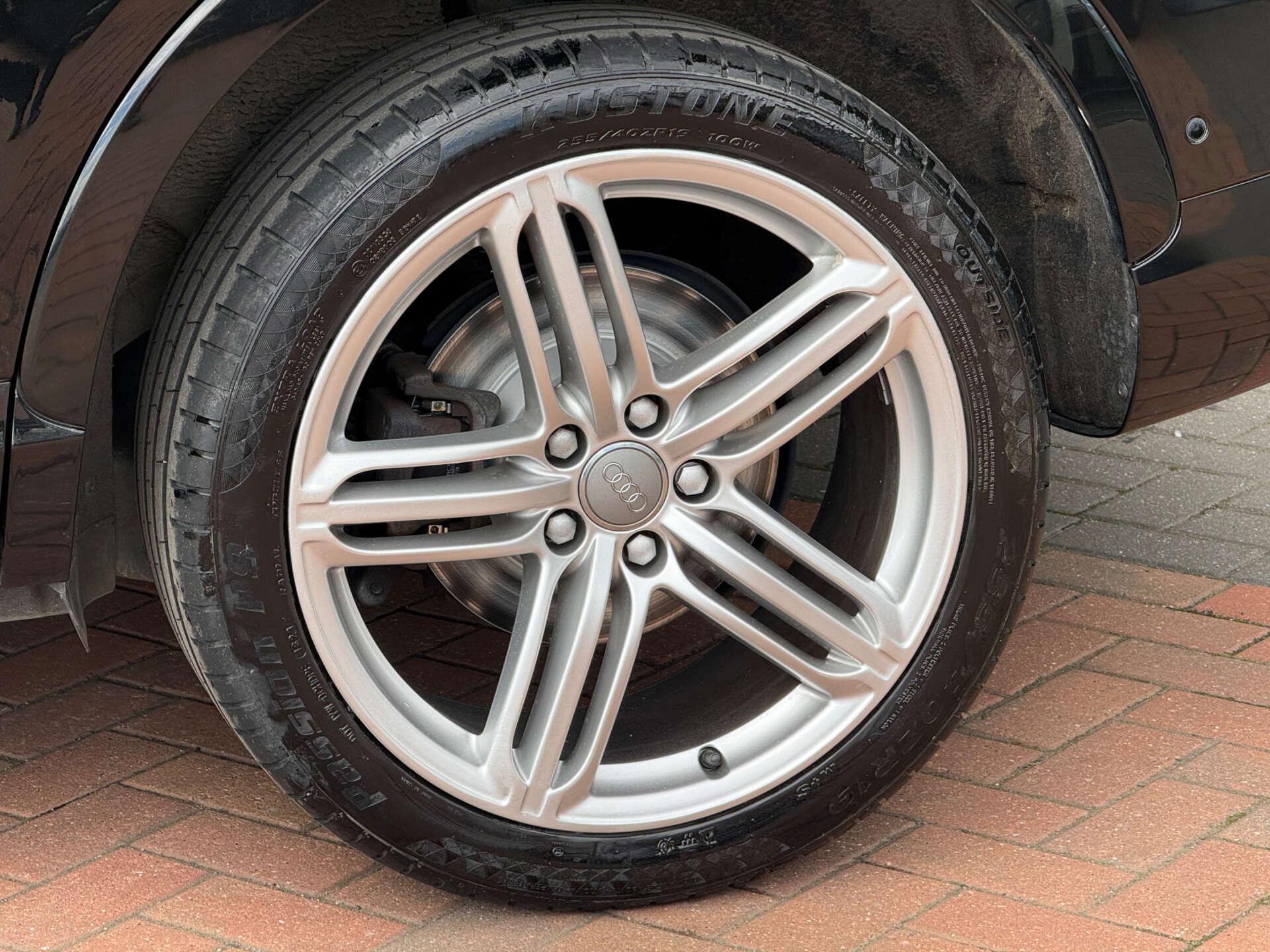 Audi Q3 view 8