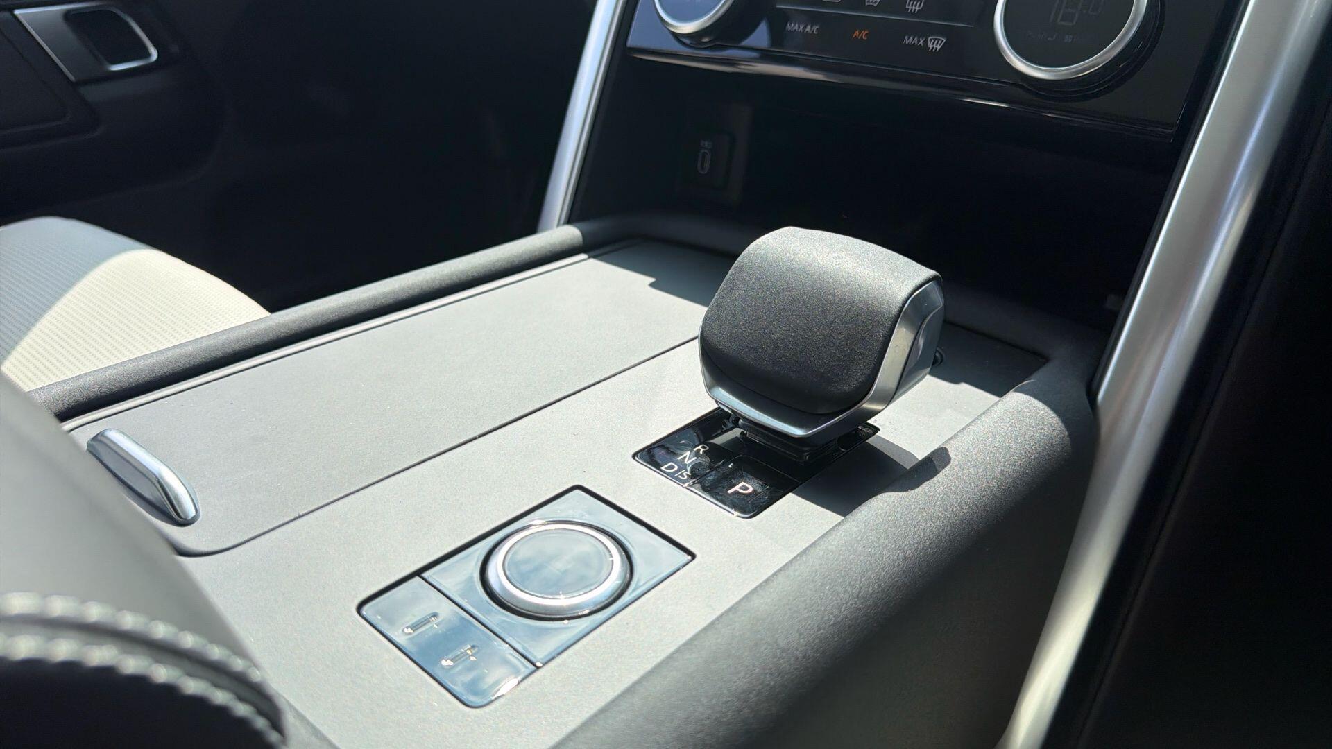Land Rover Discovery view 11