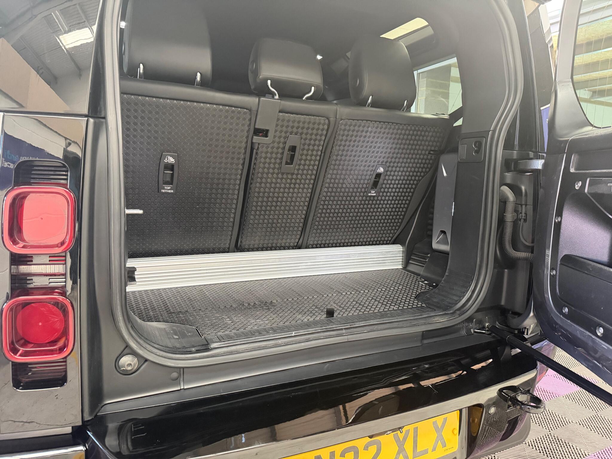 Land Rover Defender view 32