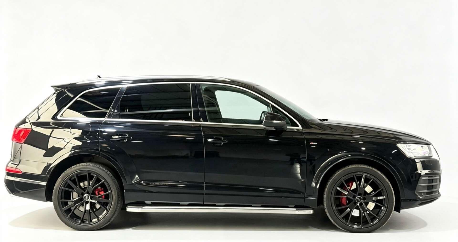 Audi Q7 view 11