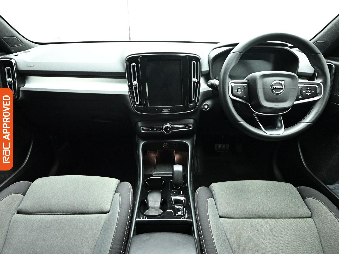 Volvo XC40 view 2