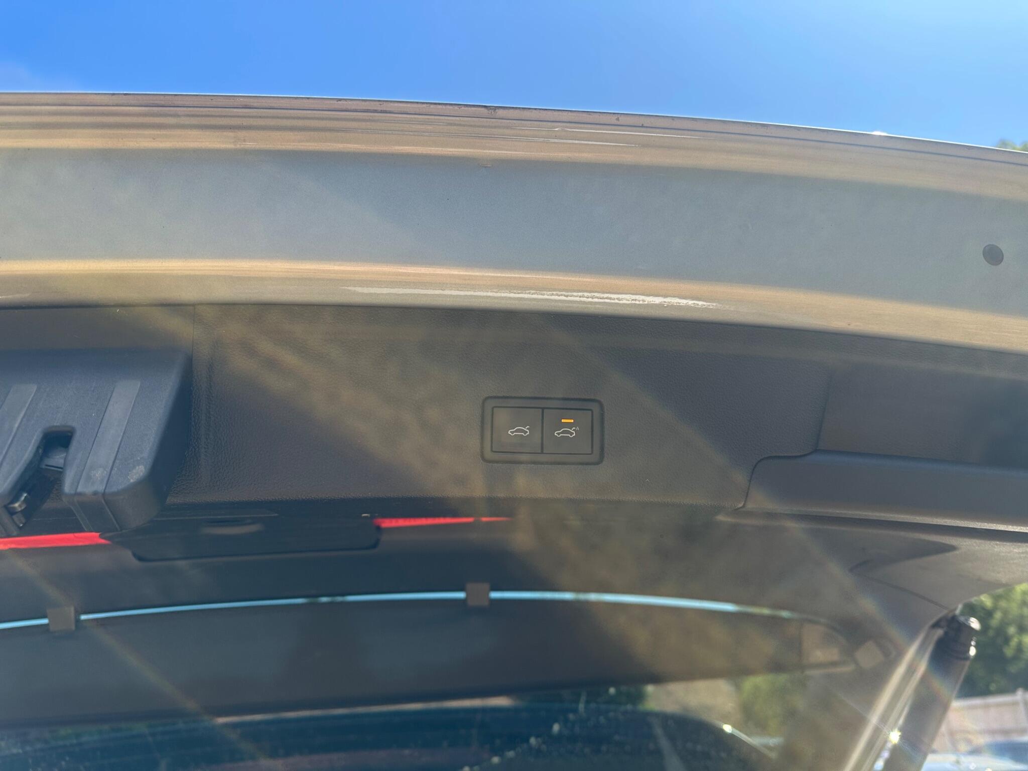 Volkswagen Touareg view 8