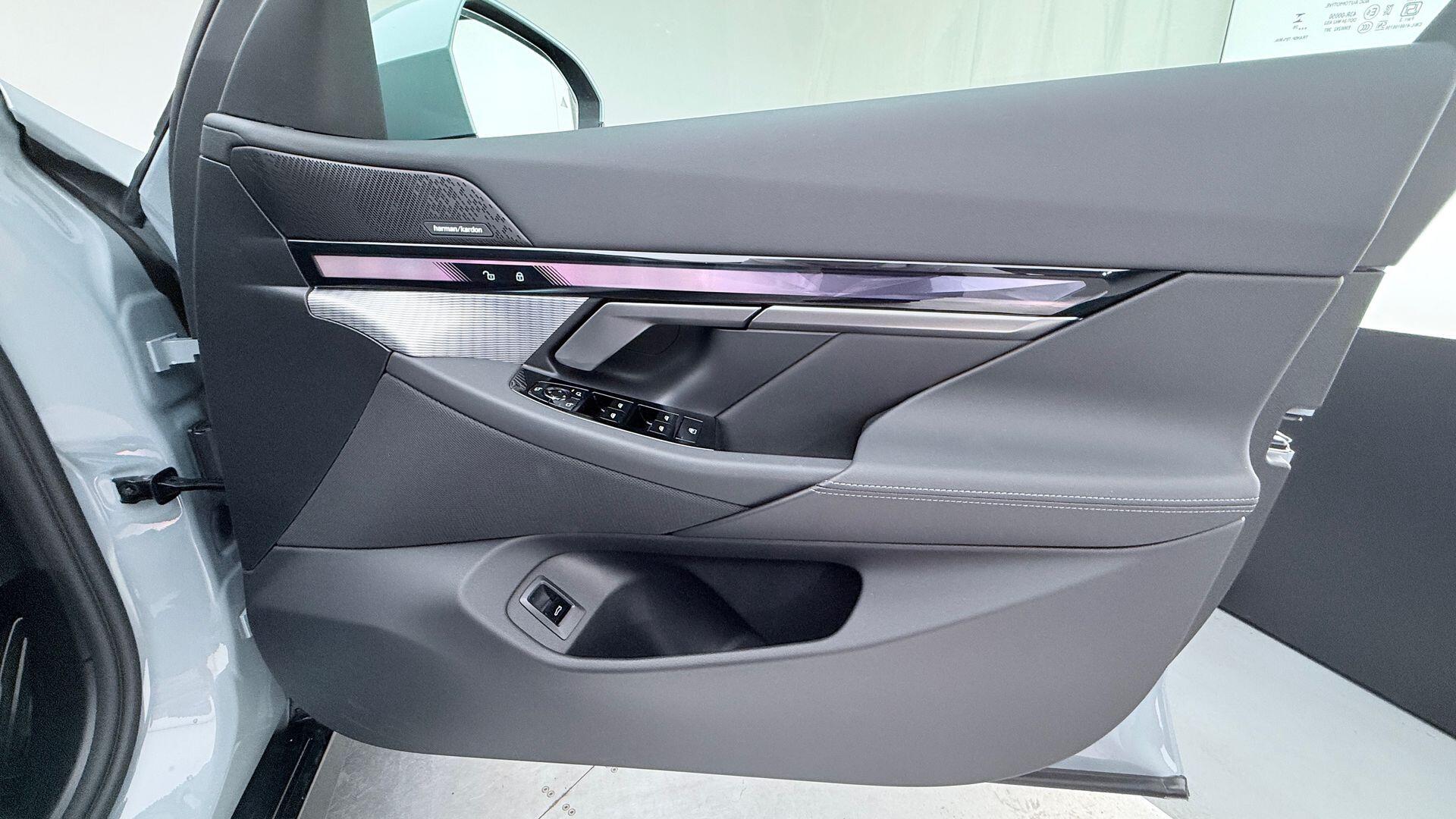 BMW 5 Series view 20