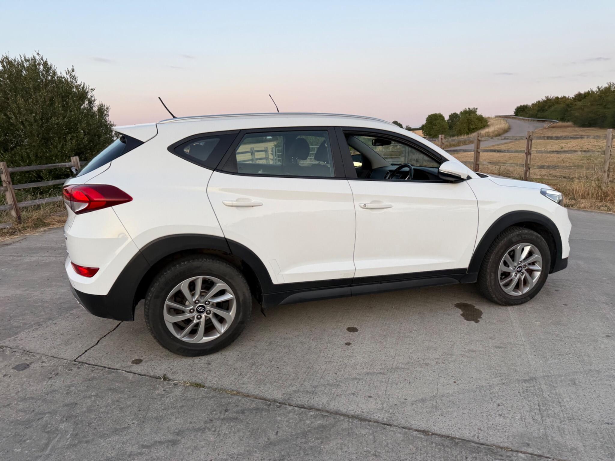 Hyundai TUCSON 2.0 CRDi Premium SE 4WD Euro 6 5dr — photo 27 of 102