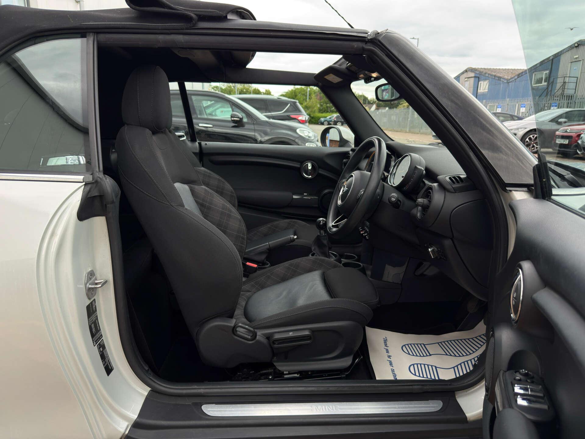 Mini Convertible view 25