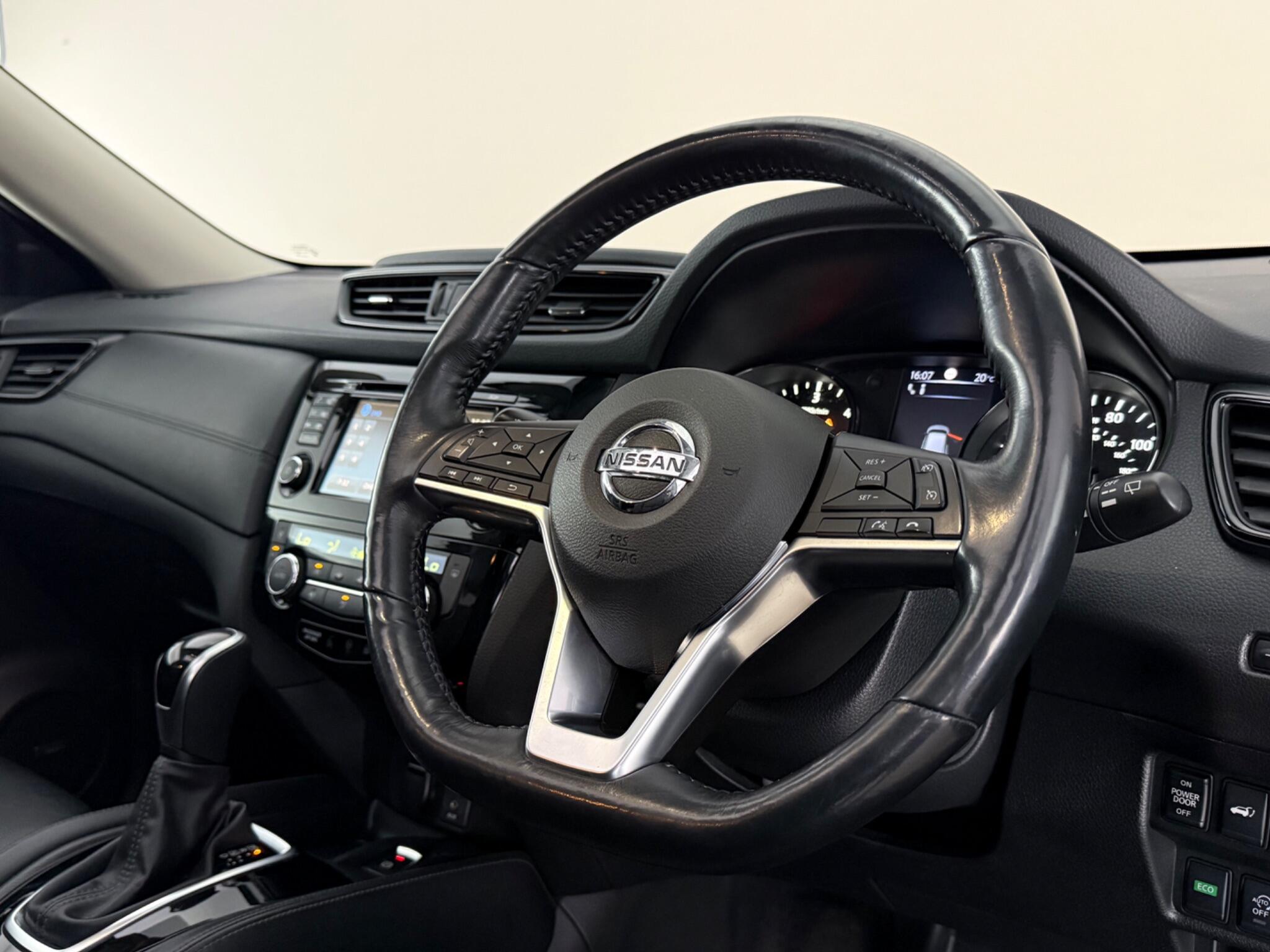 Nissan X-Trail view 3
