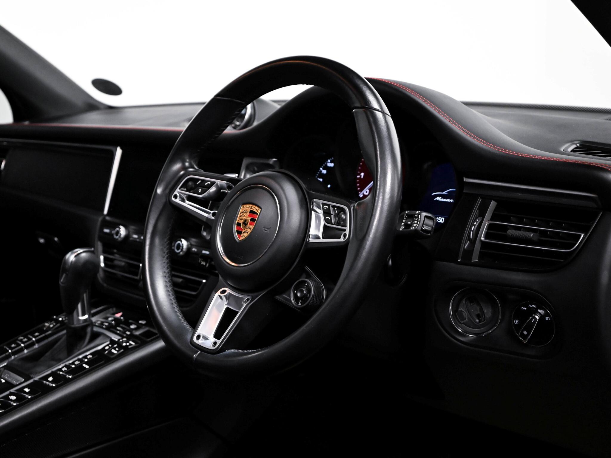 Porsche Macan view 8