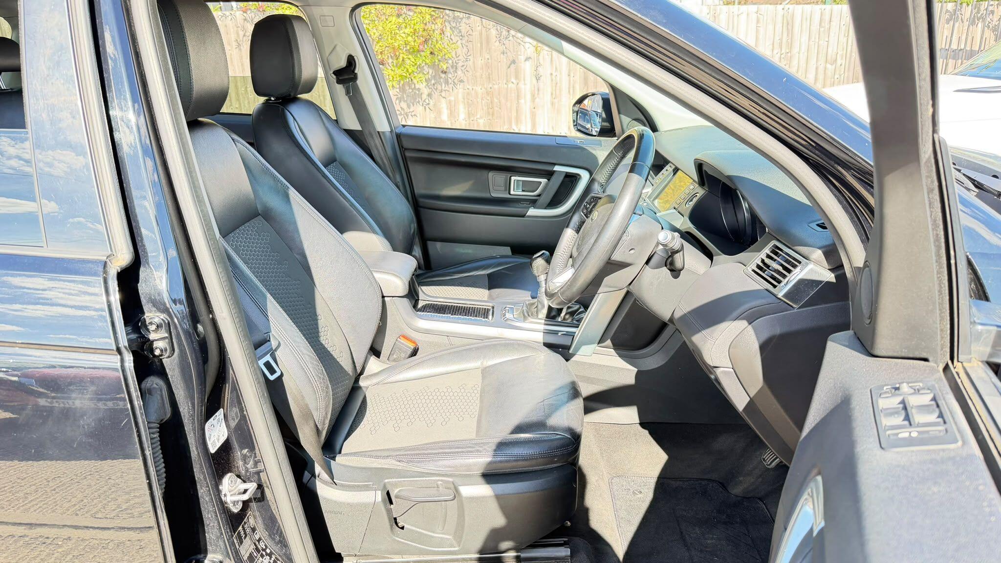 Land Rover Discovery Sport view 11