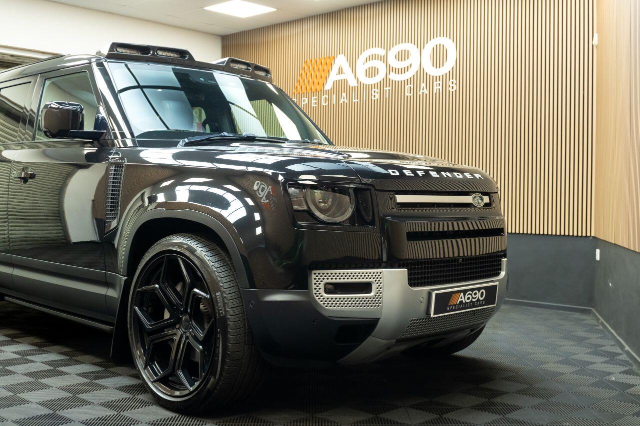 Land Rover Defender 110 view 11