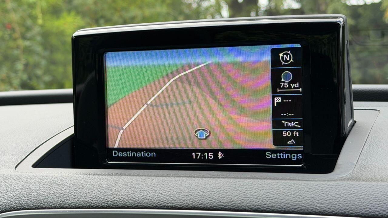 Audi Q3 view 18