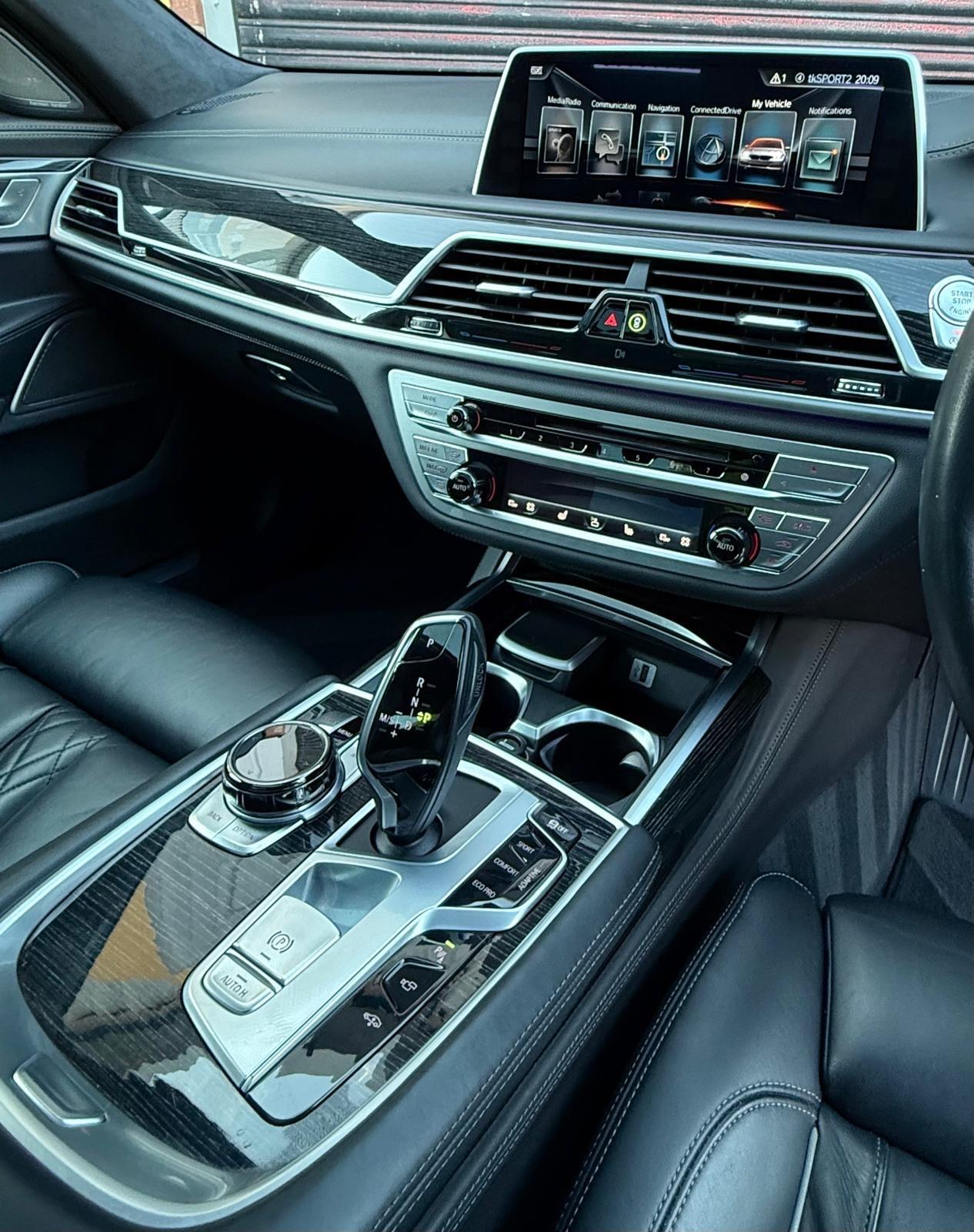 BMW 7 Series view 41