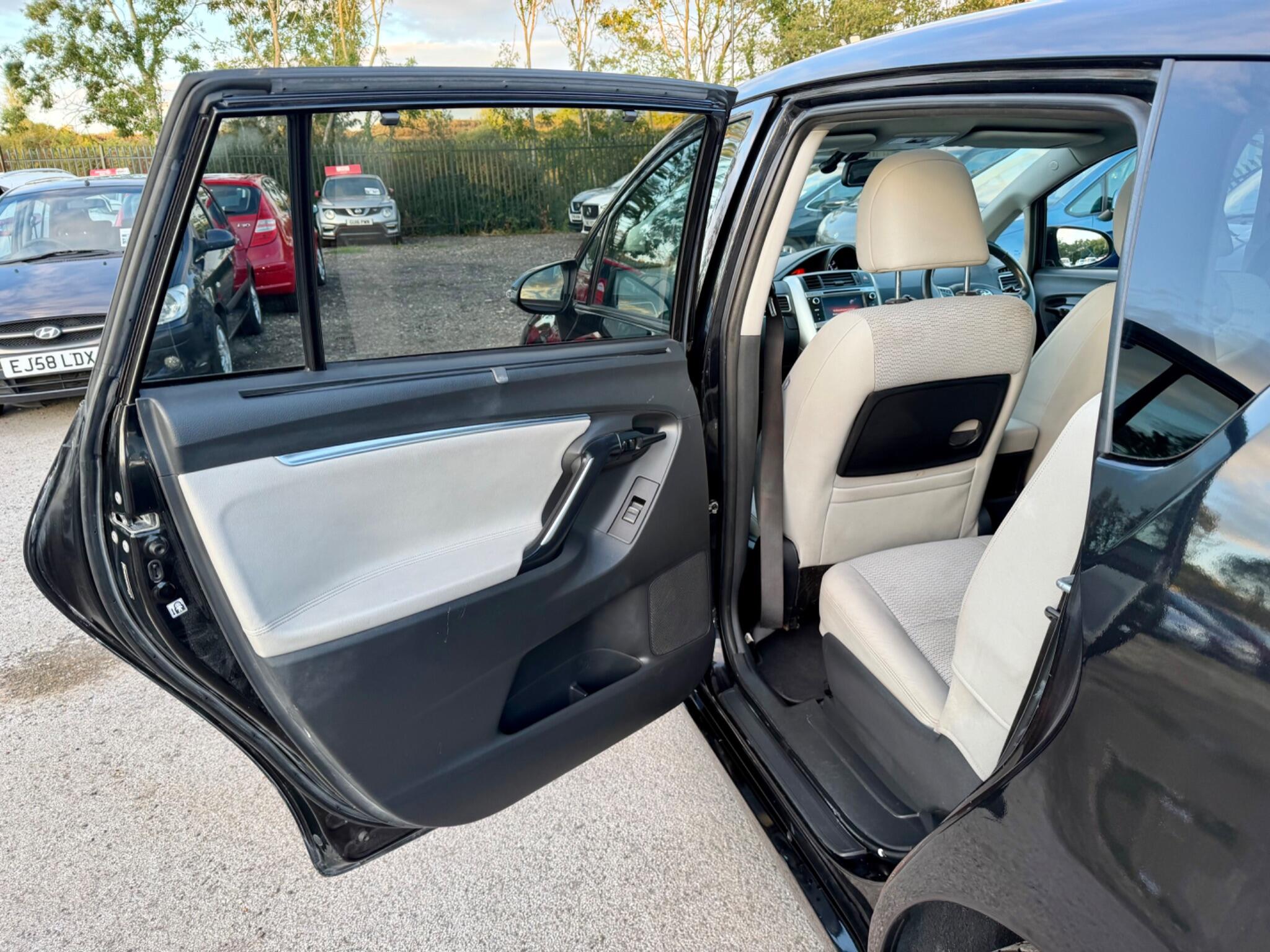 Toyota Verso view 34