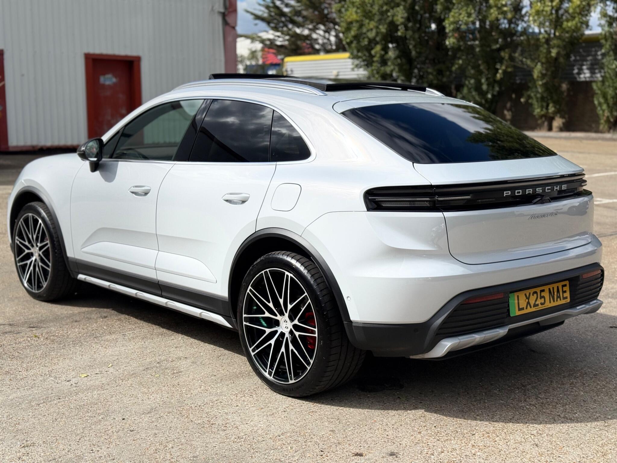 Porsche Macan view 4